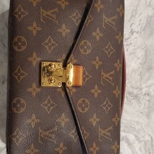 LV Pochette Metis